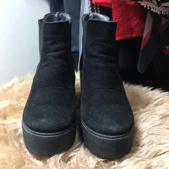 *SOLD* Suede platform booties - Picture 3 of 4